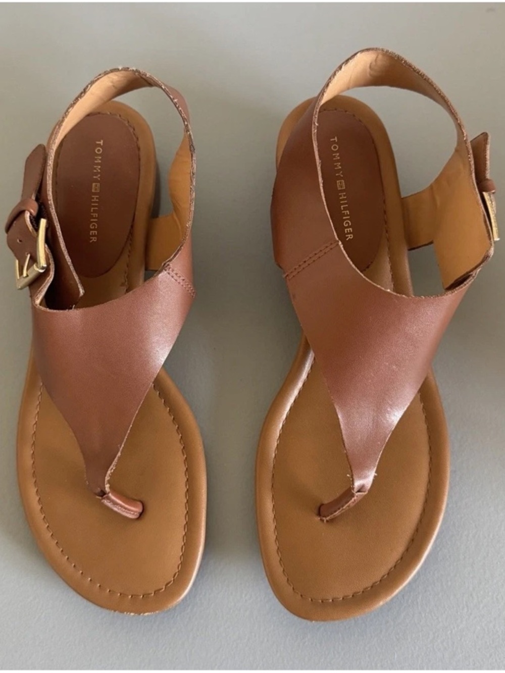 Tommy Hilfiger Kitty 2 Brown Thong Sandals Block Heel Size 8.5 M Preppy TWKITTY2